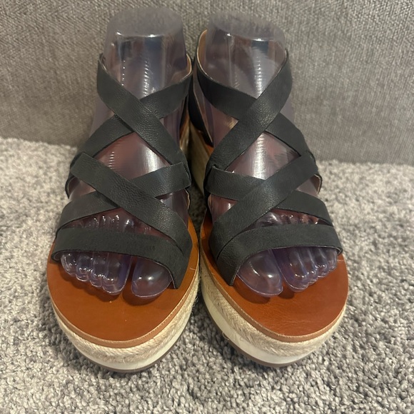 Lucky Brand Women’s Black Leather Wedge Sandal Size 6 - Picture 2 of 8